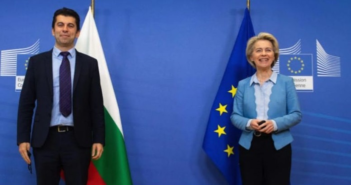 Премиерът Кирил Петков отнесе подигравки в България заради облеклото си