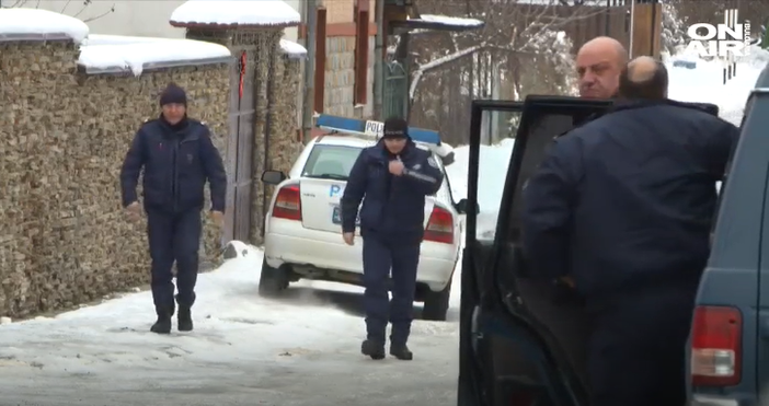 Българско село е окупирано от полиция след зверското убийство.Втори ден