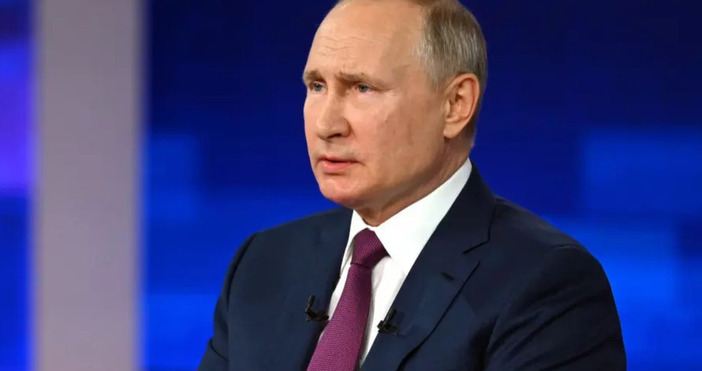 Руският президент Владимир Путин разговаря по телефона с министър председателя на