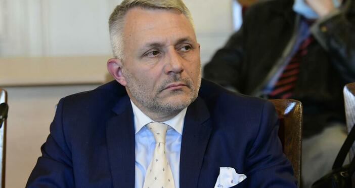Николай Хаджигенов е готов да поеме безвъзмездно защитата на директора