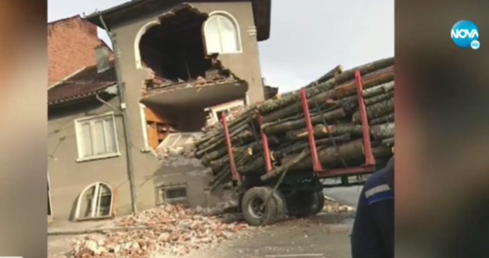 Два от етажите на къща в Беласица бяха разрушени днес