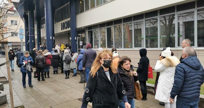 Снимки , архивОгромна опашка се изви пред НОИ в края