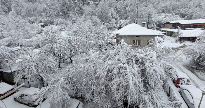 Обилни снеговалежи се наблюдават в някои части на България съобщава