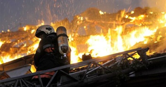 При инцидента няма пострадали Пожарникари успели да потушат огъня за минутиПокрив