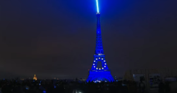 Забележителностите на Париж бяха осветени в синьо след като страната