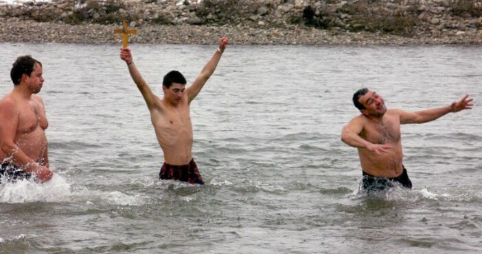 Ритуалът по хващането на кръста във водата в Монтана тази