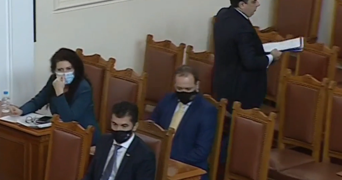 Премиерът Кирил Петков и депутати са в парламента където отговарят
