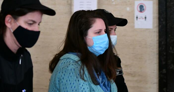 Майката, обвинена, че е убила двете си деца, отива на