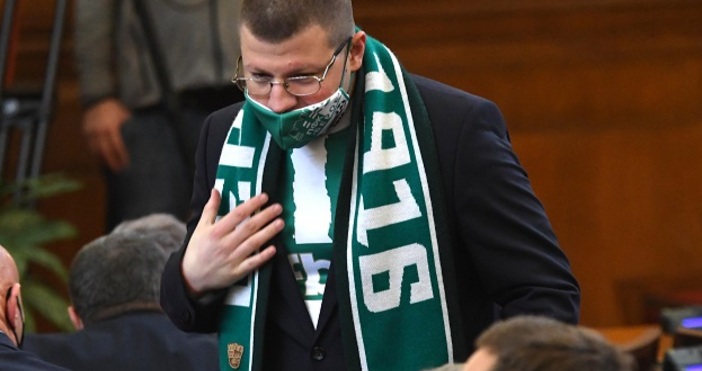 , Депутат се появи с шалче на Берое на последното