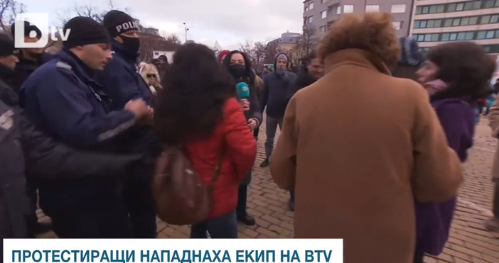 Протестиращи от Възраждане нападнаха репортерка на бТВ пред парламента Те