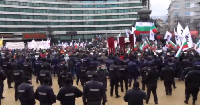 Тази новина е в развитие Очаквайте актуализация Стотици хора се събраха на