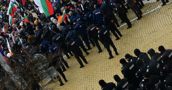 От МВР съобщиха, че четирима полицаи са пострадали при предотвратяването