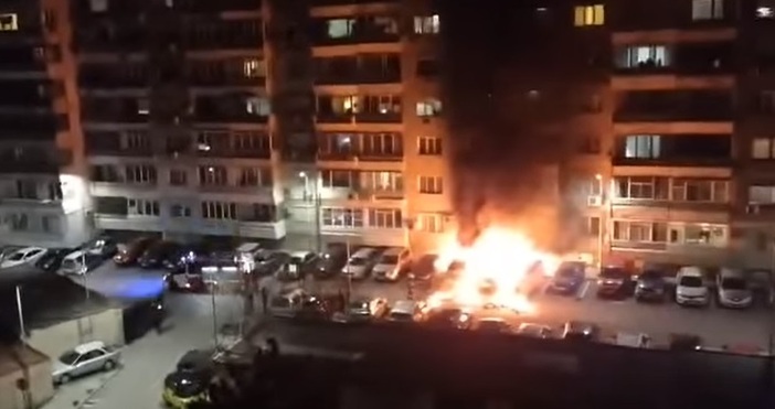 Автомобили горяха посред нощ във Варна Огънят е пламнал на