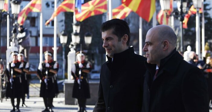 снимки Министерски съветПремиерът Кирил Петков вече кацна в Северна Македония