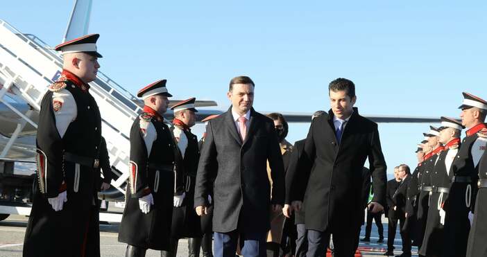 Премиерът Кирил Петков изненада цялата българска делегация, която замина за