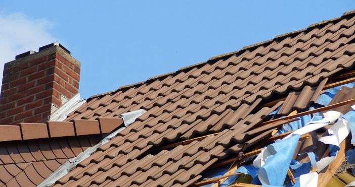 Илюстрация Адски вятър отнесе части от ламаринен покрив на жилищен