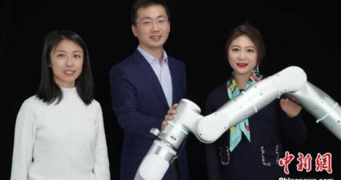 China News ServiceУниверситетът Тундзи представи първия в Китай автономен робот