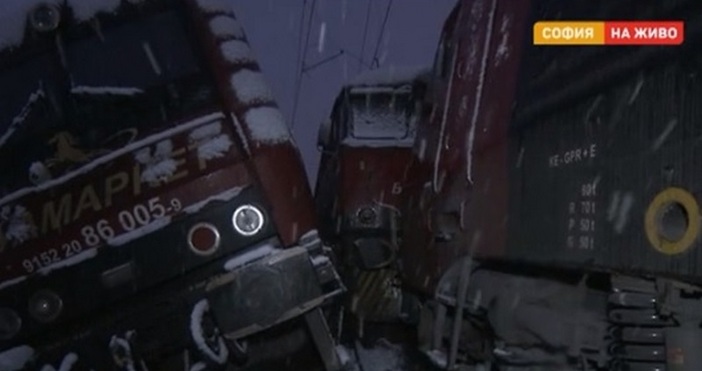 Два влака се сблъскаха в София. Инцидент между празна и