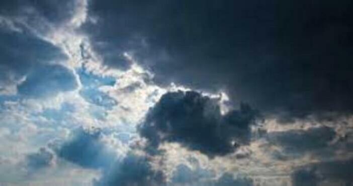 През нощта над западната половина на страната ще преобладава ясно