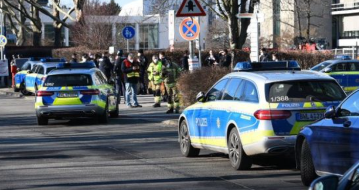 Полицията в германски град се намеси заради жесток инцидент   Въоръжен мъж е