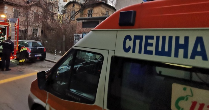 Изнесоха на носилка човек от жилищна сграда на ул. Александровска“
