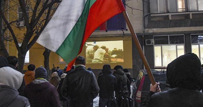 Снимки Недоволни от действията на обществената ни телевизия излязоха на улицата в