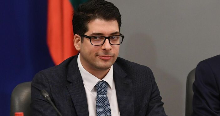 Атанас Пеканов обяви дали прави партия  През последните дни в публичното