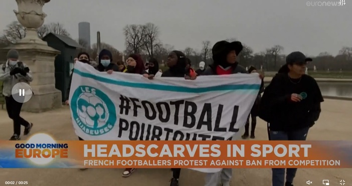 Футболистки протестираха в Париж срещу забраната да носят хиджаб по