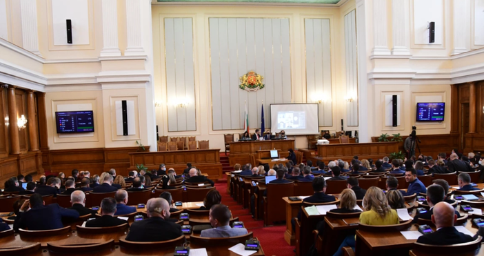 Парламентът намали окончателно състава на КЕВР от девет на пет