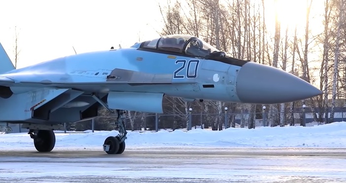 Руските пилоти бяха тържествено посрещнати в Беларус - с военен