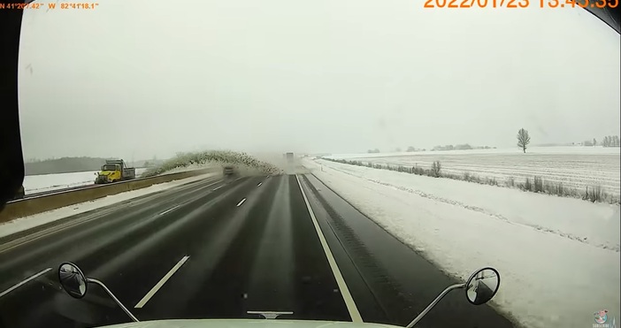 На магистрала в Охайо, САЩ снегорин засипа с ледени късове