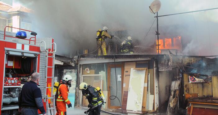 Снимки: Пожар избухна в къща на улица Места 86 в