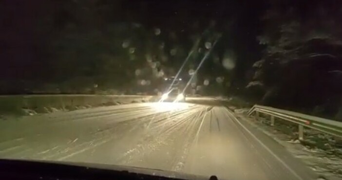 Обилният снеговалеж в Родопите предизвика проблеми по пътищата. ТИР-ове са закъсали
