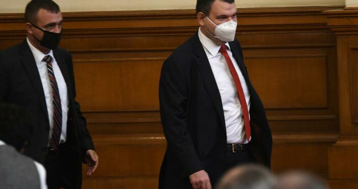 Пълен обрат с Делян Пеевски Няма искане за имунитета на депутата
