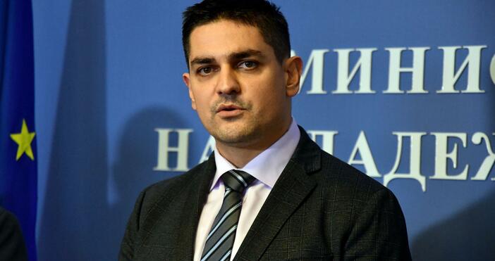 Снимки: Министърът на младежта и спорта Радостин Василев е подал