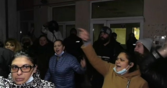 Протест с викове Оставка се провежда в този момент пред