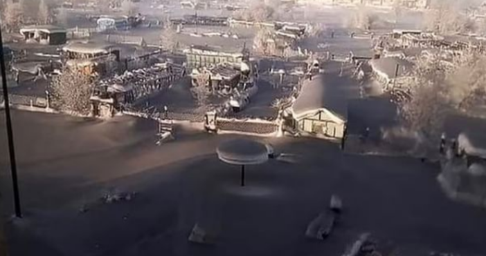 Опасно замърсяване в руски град направи снега черен Става дума