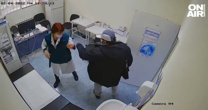 Мъж размаха пръст в имунизационен кабинет в РЗИ Враца От