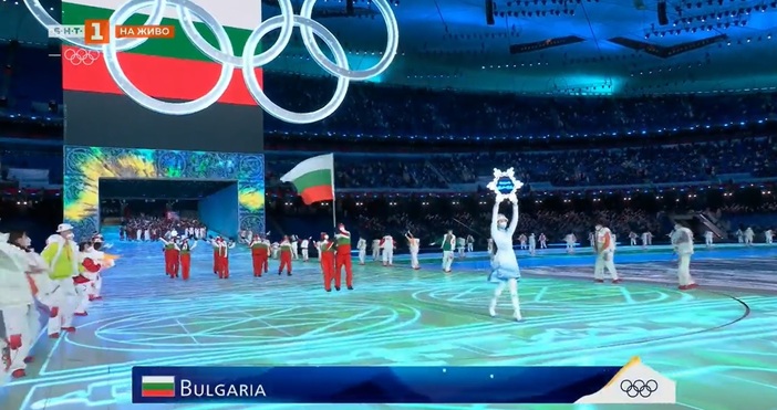 Кадри: БНТБългарските олимпийци преминаха преди минути през парада на откриването