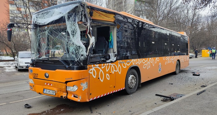 Двама души пострадаха леко при катастрофа между автобус от градския