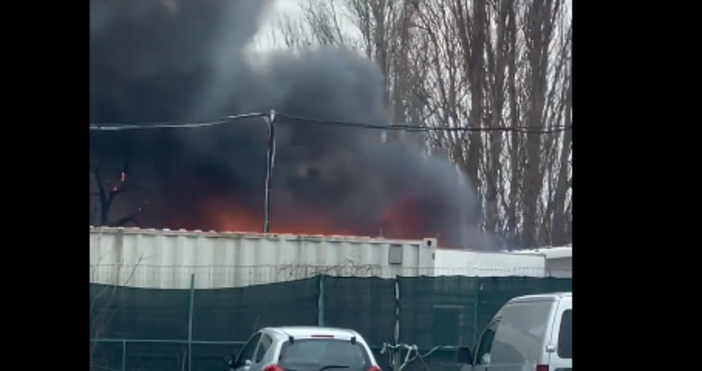 Голям пожар бушува в момента под Аспарухов мост във Варна Кадри