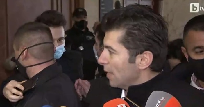 Премиерът Кирил Петков се яви на разпит във Върховната касационна