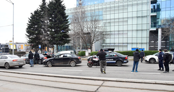 Снимки Полицаи арестуваха мъж на възлов булевард в София.В момента