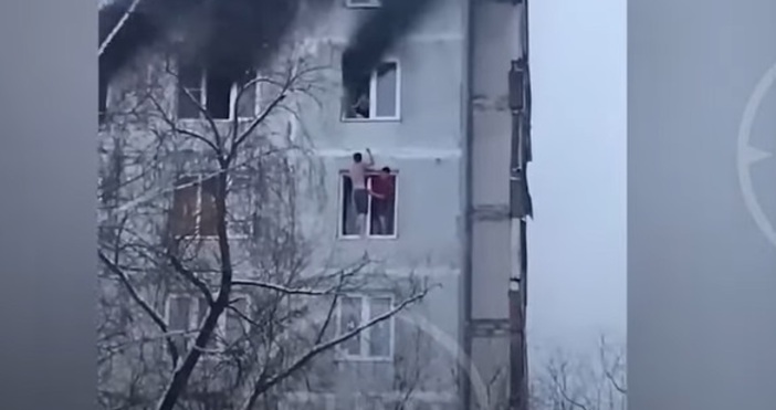 Двама студенти герои спасиха своя приятелка от горящ апартамент на деветия