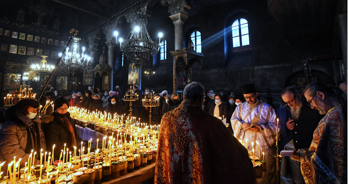 Снимки Интересен църковен ритуал се провежда в момента в българска църква  Стотици
