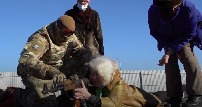 CGTNОбучението се провежда от членове на доброволческия батальон Азов сформиран