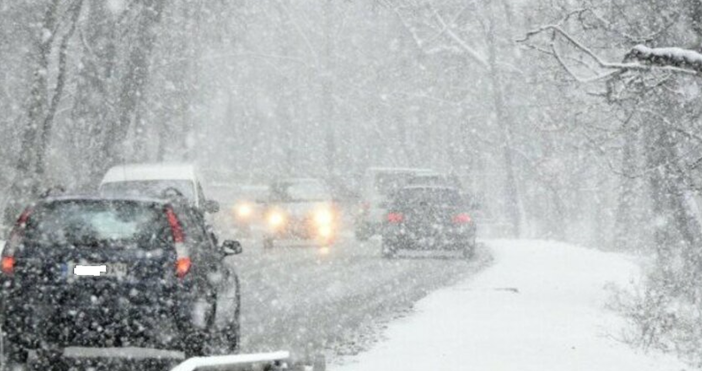 Зимата се завръща със страшна сила в България Шофьорите на които им