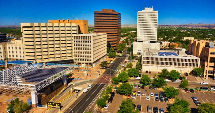 АлбакъркиНеизвестен въоръжен с нож мъж рани 11 души в