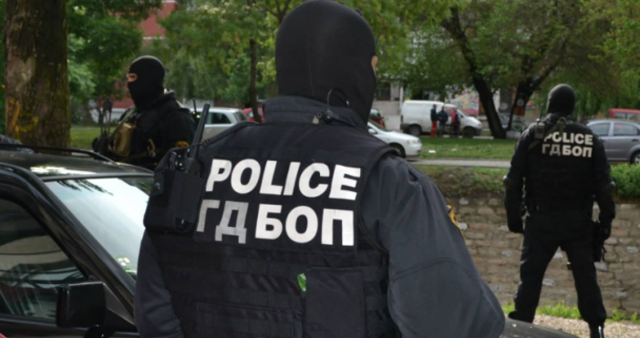 Четирима души са задържани при акция на ГДБОП за източване на