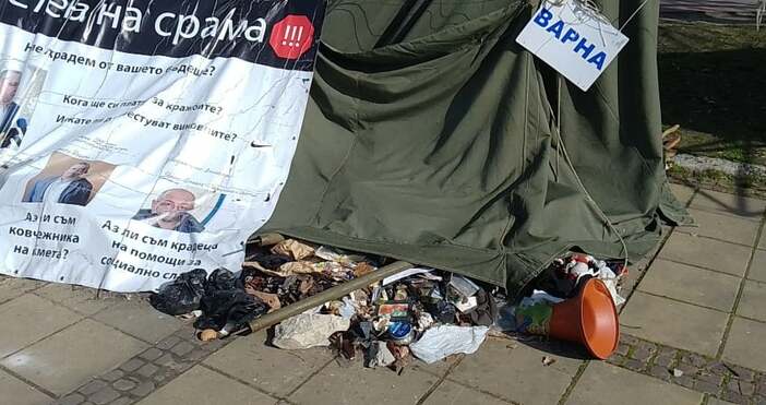 Палатките в градинката пред община Варна сякаш не създават необходимото